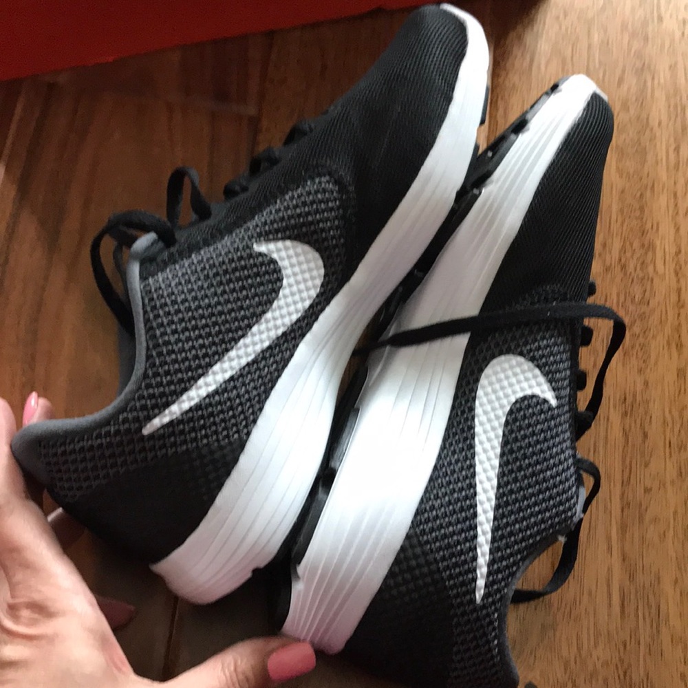 Nike Mens 7.5 Black & Dark Grey Revolution-3 —Last pair! - Picture 5 of 8